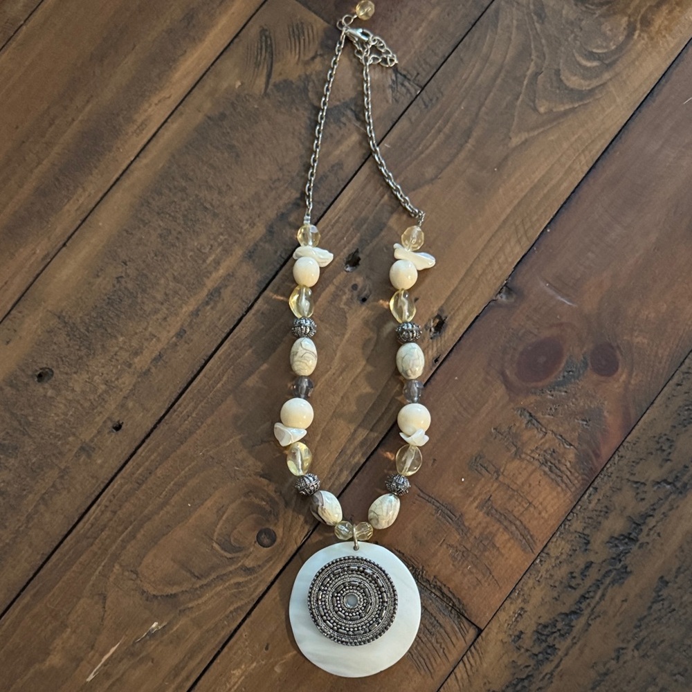 Elegant Cream and Gold Shell Pendant Necklace with Earrings